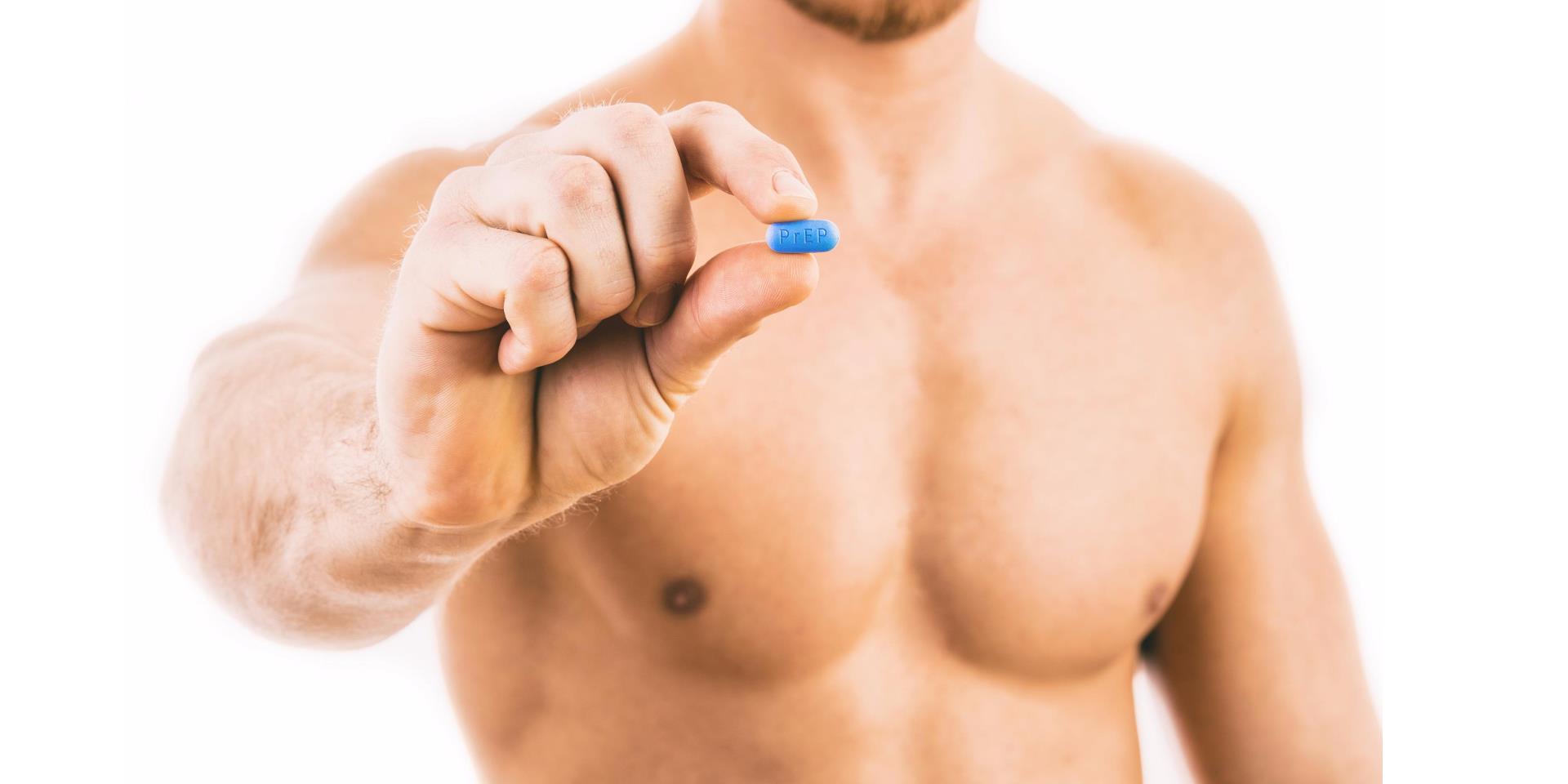 בחור מחזיק בידו כדור PREP